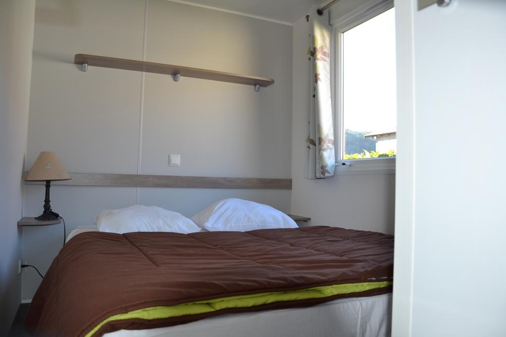 Отель Camping La Mare Aux Fees Roquefeuil Экстерьер фото